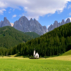 Kirche unten geisslerSpitzen