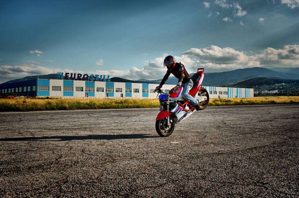  Motorcycle stunt riding 02