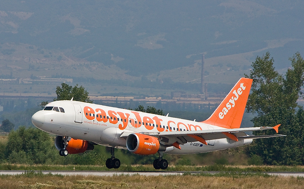 Самолет на EasyJet каца на летище София