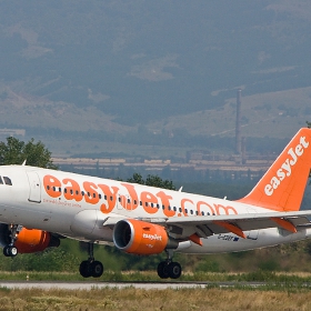 Самолет на EasyJet каца на летище София