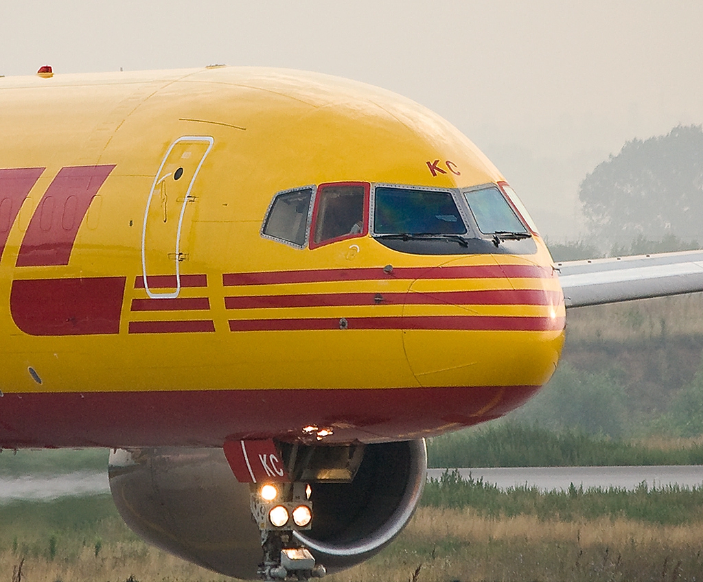 Самолет на DHL на летище София