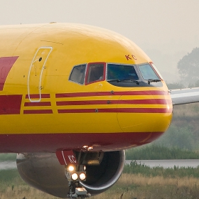Самолет на DHL на летище София