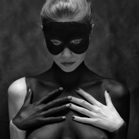 B&W