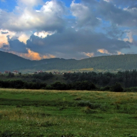 На заздрачаване, след дъжд в планината...