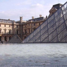 LOUVRE-и поглед от тук.