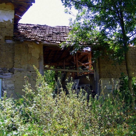 Стара изоставена къща