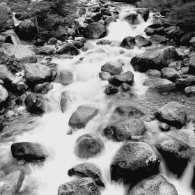 Камъните и водата