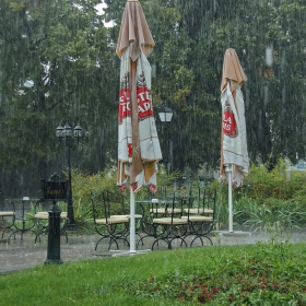 А това е от днешния порой в 16.30 - в кафето пред Галерията до църквата Александър Невски