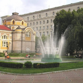 Градинката пред банята