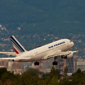 Самолет на Air France излита към дома