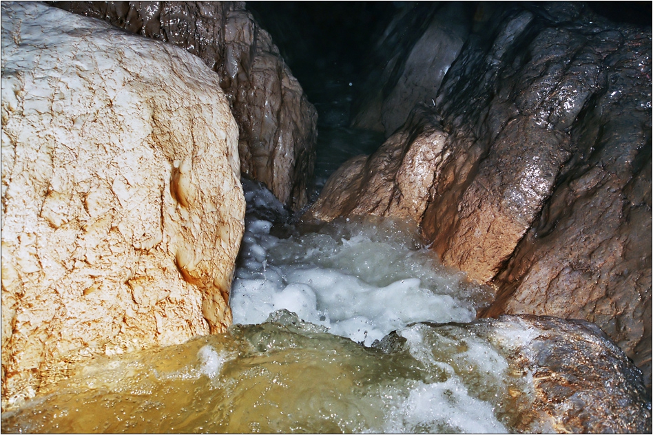 До шия в бързата вода