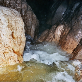 До шия в бързата вода