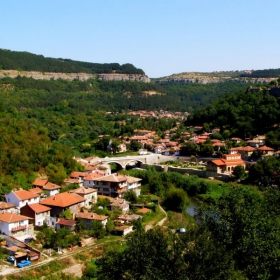 Велико Търново в далечината