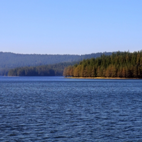 Небето огледа синьото си във водата, грижливо среса косите си гората...
