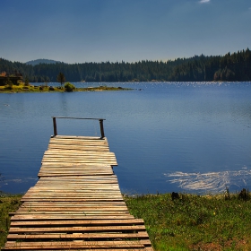 Облачета бели весело танцуват, дървения кей...някого сънува :)