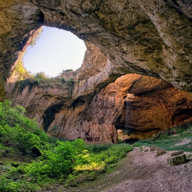 Деветаки, пещерата