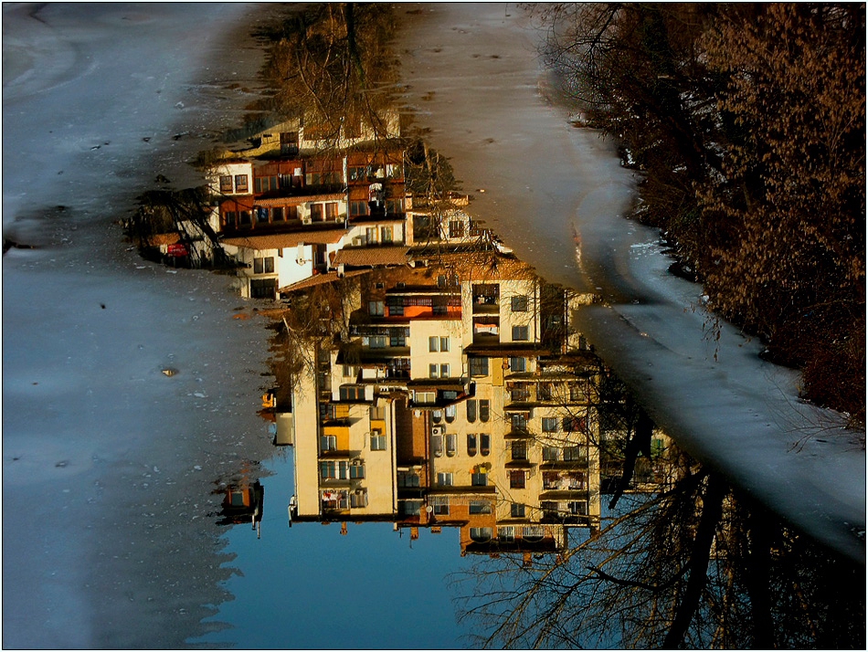 Там, край реката...