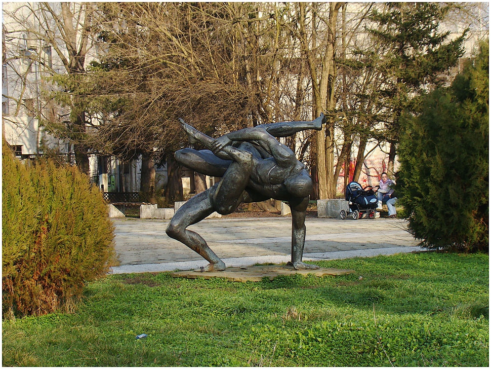 Скулптура пред спорта зала 