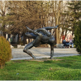 Скулптура пред спорта зала 
