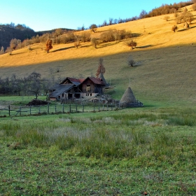 Следобедното слънце погалва отсрещния баир за довиждане...