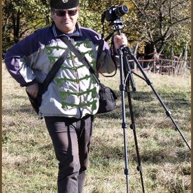 На  поздрава отговарям с поздрав (дружески шарж): Фотьо- войвода :)