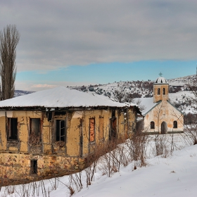 Старото килийно училище и църквата