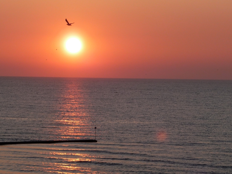 Изгрев над плажа на Лидо ди Йезоло  - Sunrise over Lido Di Jesolo beach