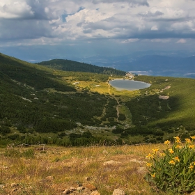 Безбожко езеро и хижата отвисоко