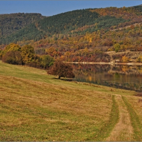 Есенно край язовира