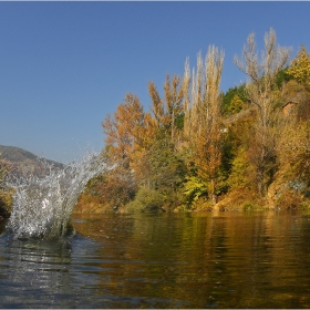 В тихите води ...