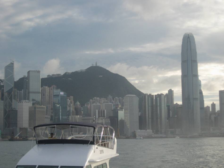 Хонг Конг, в превод: ухаещото на подправки пристанище (Fragrant Harbour)
