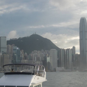 Хонг Конг, в превод: ухаещото на подправки пристанище (Fragrant Harbour)