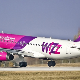 Този самолет (или друг, ама  пак на Wizz Air) трябваше преди 1 час да тръгне  към Германия... Да, ама не......  окъснява с 3 часа..