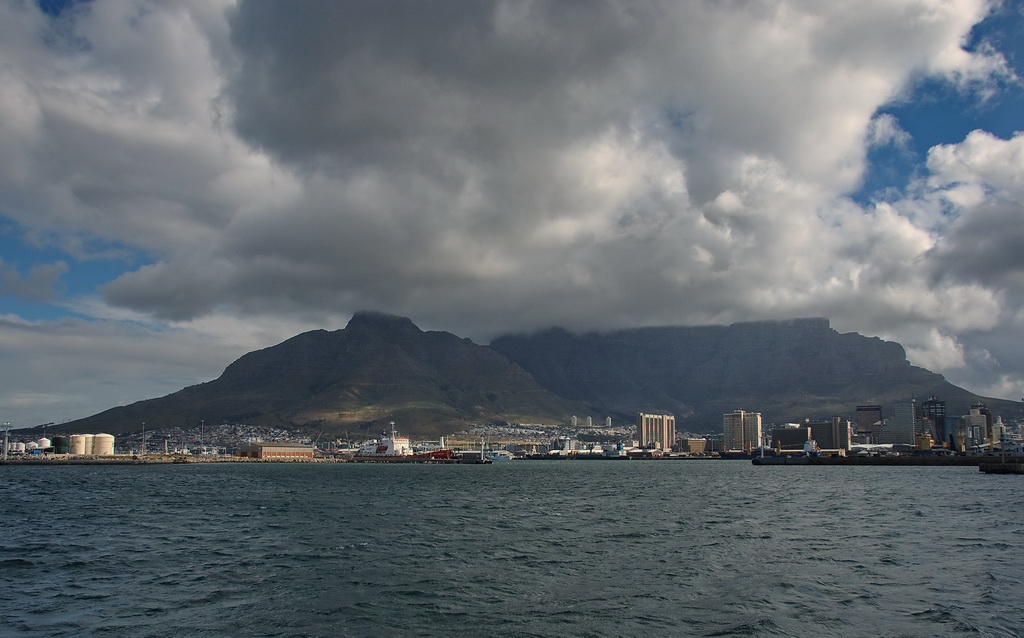 Разходка с моторна лодка в залива на Cape Town