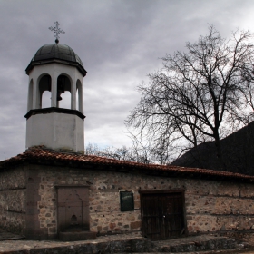 Камбанарията на старата църква 