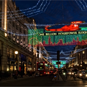 Regent Street в Коледна премяна