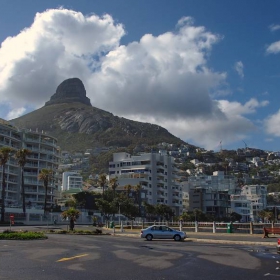 Cape Town - поглед от Sea point към част от града и една характерна скала от Table Mountain.