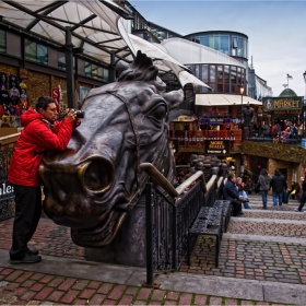 Camden Town - Stable Market - Дани (smileytrespasser) се е облегнал на предния ми план