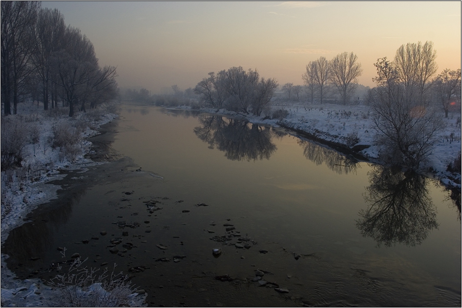Там, край реката...