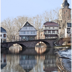 От неделната разходка- старите къщи на моста в  Bad Kreuznach...  най-старата е от 1480 година (с червения покрив)