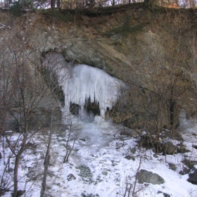 Замръзнало малко водопадче