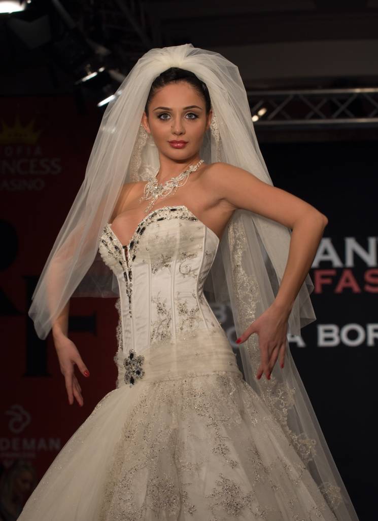 Romantika Fashion - DIFFERENT - 2011