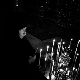 Монахиня и свечи