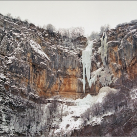 Скакля, в ледове скована