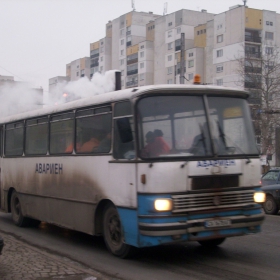 Автобуса е на твърдо гориво!!!