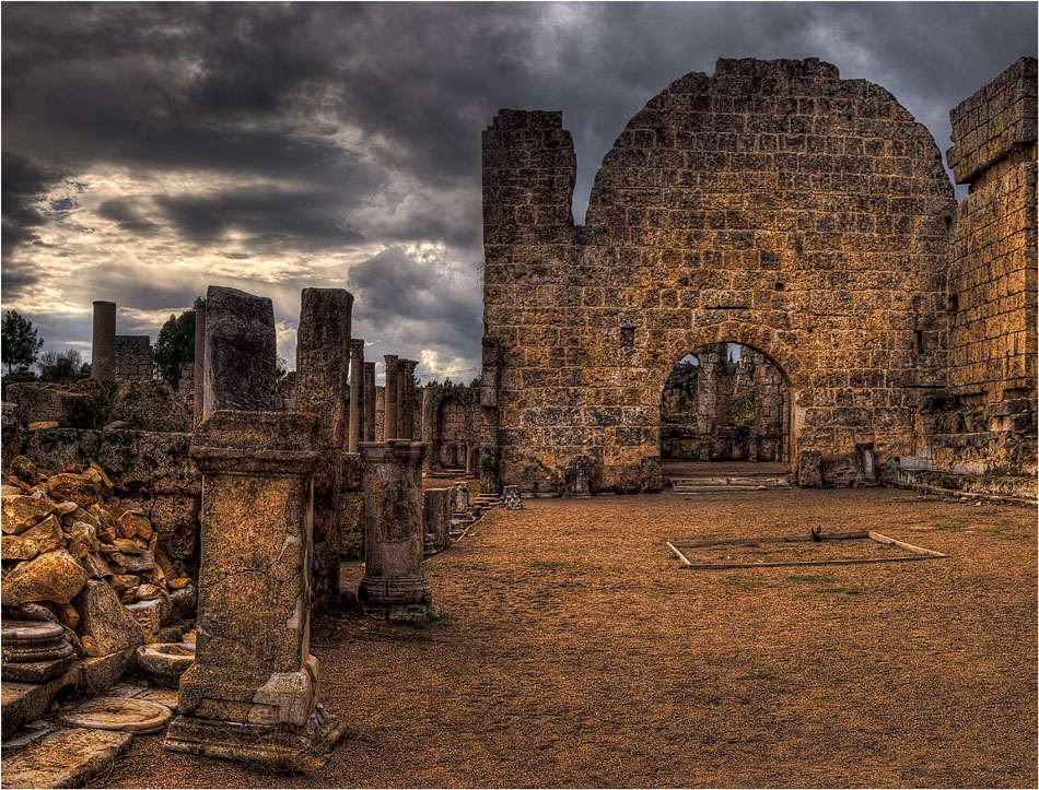 Abandoned ( Perga - южната базилика)