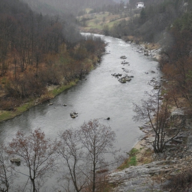 По реката