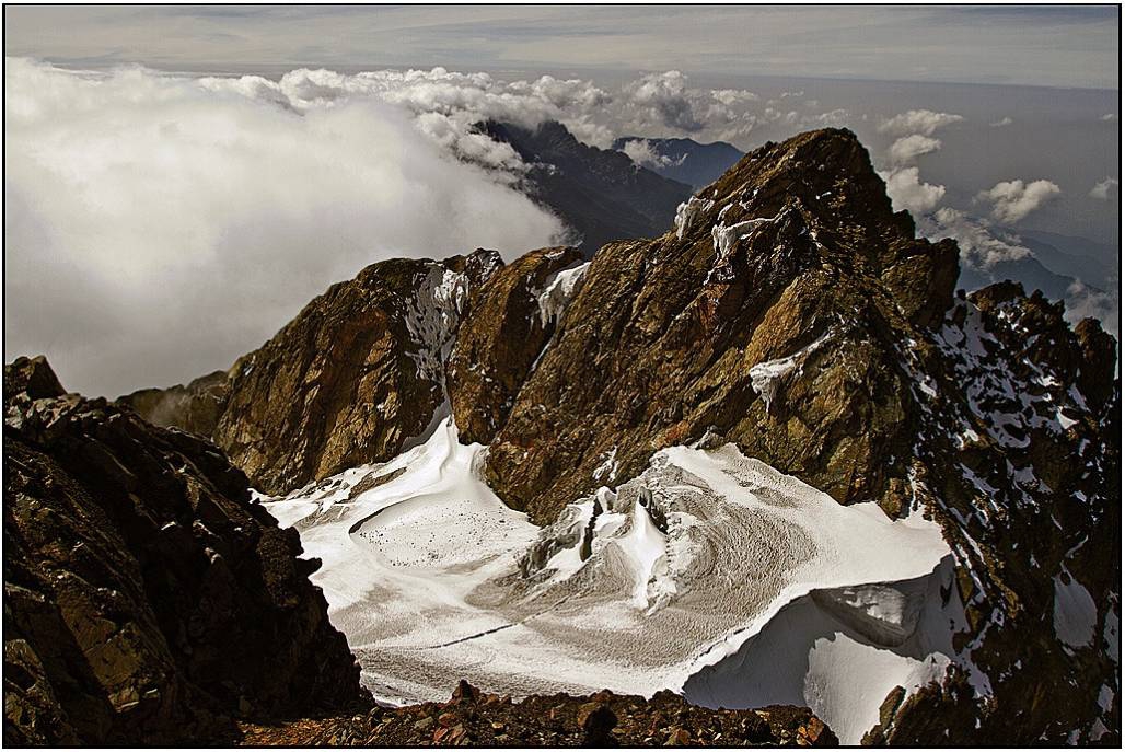 Rwenzori mountain - peak of Margherita 5109m  поглед към Alexanderia  5091 m .