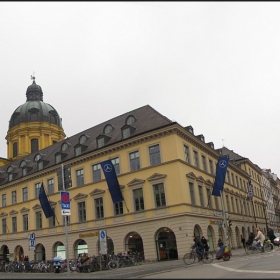 Theatinerkirche и Palais moy