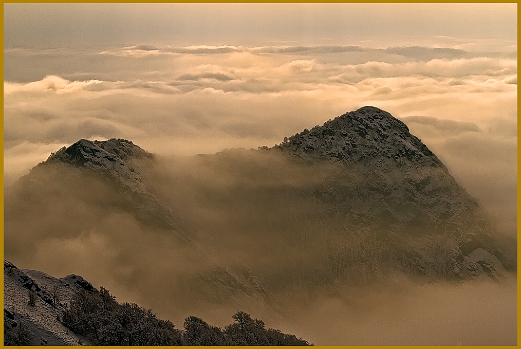 Планинското е,  в пелена обгърнато, а над облаците се разстила нежността..- mountain Stara Planina.